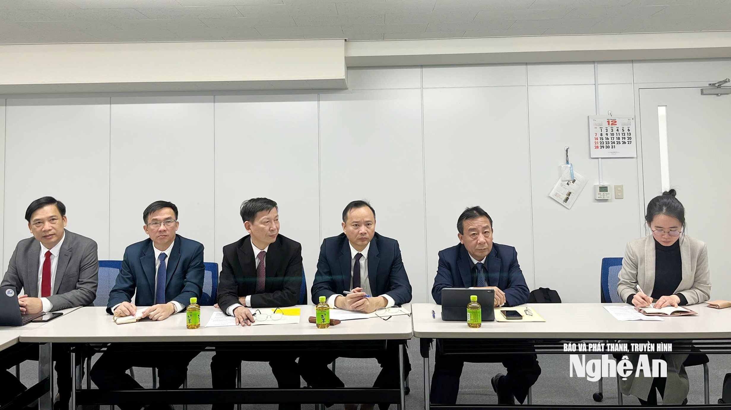 Các thành viên đoàn công tác tham gia buổi làm việc