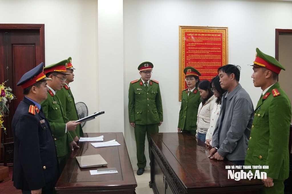 Cơ quan Cảnh sát điều tra Công an tỉnh Nghệ An đọc lệnh khởi tố vụ án, khởi tố bị can. Ảnh: Phạm Thủy