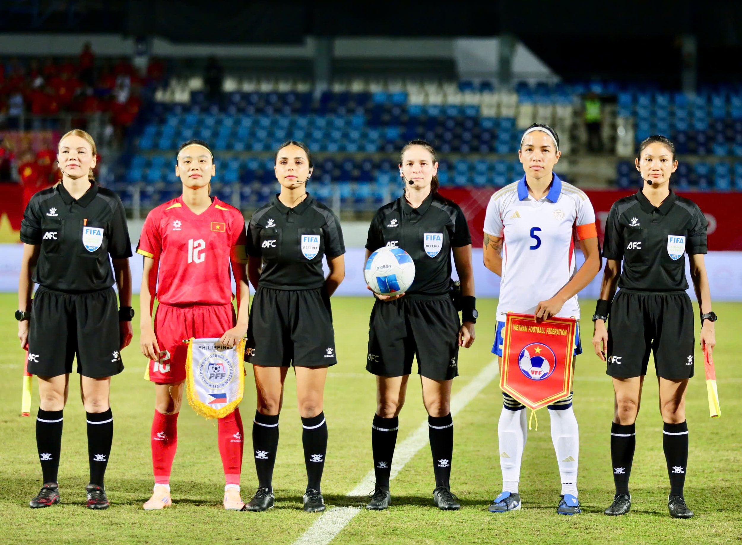 Tổ trọng tài làm nhiệm vụ trong trận chung kết môn bóng đá nữ tại SEA Games 33