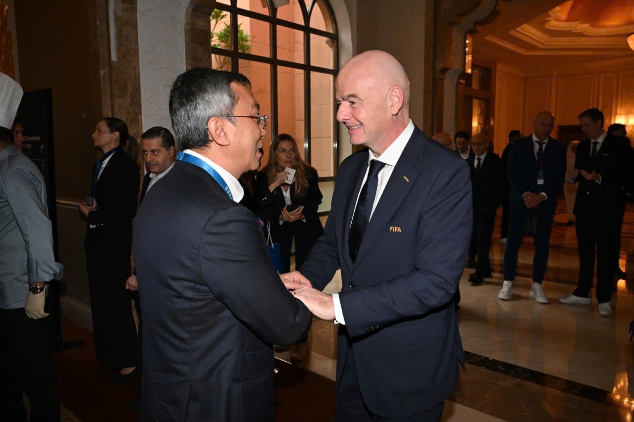 Chủ tịch FIFA Gianni Infantino (phải) và Chủ tịch LĐBĐVN Trần Quốc Tuấn