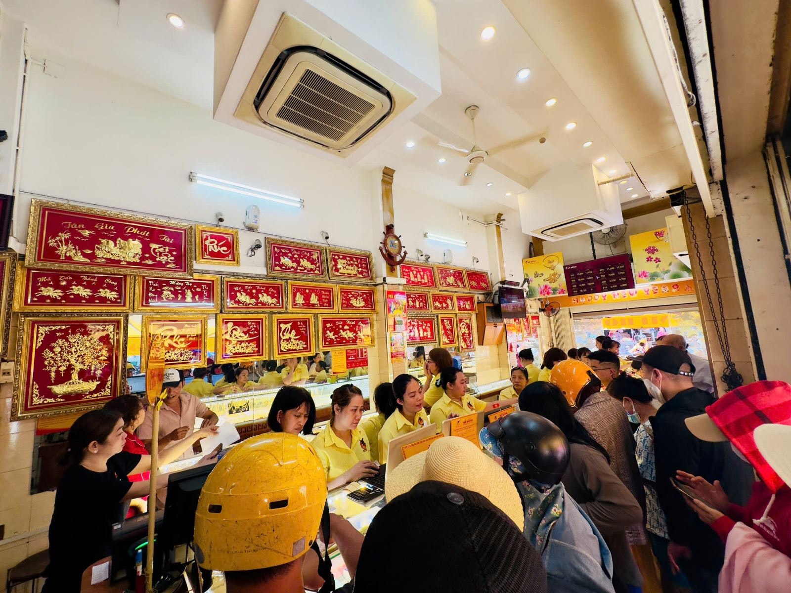 Giá vàng chiều nay 18/12/2025: Giá vàng ACB SJC PNJ BTMC, vàng nhẫn, vàng thế giới