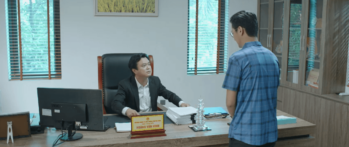 Văn bày tỏ sự chán nản với công việc hiện tại trước mặt bố.