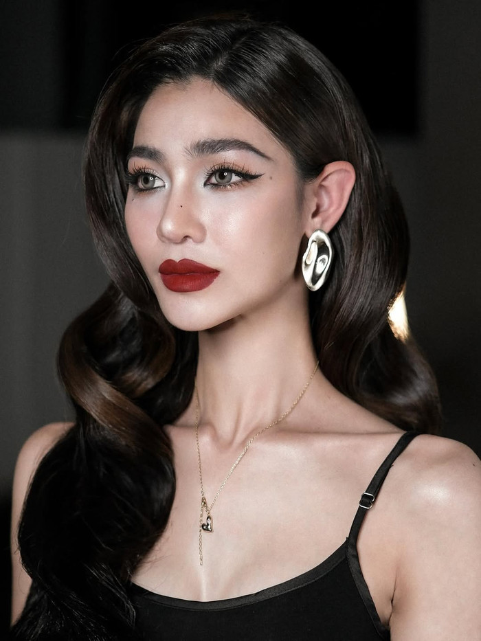 Người đẹp là ca sĩ kiêm người mẫu có tiếng tại Thái Lan.