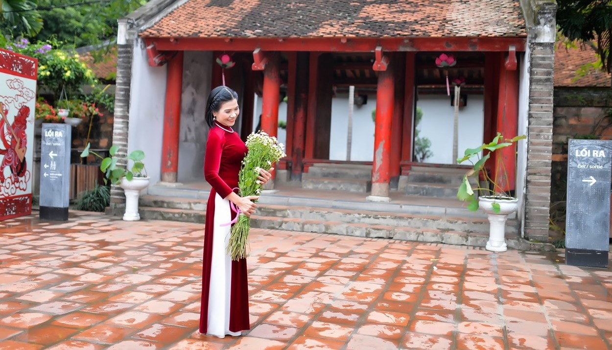 Chụp ảnh tại Văn Miếu Quốc Tử Giám