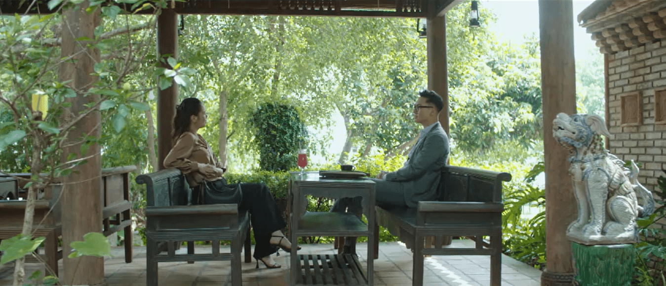 Triển và ông Sách thảo luận về kế hoạch thao túng cuộc thanh tra.