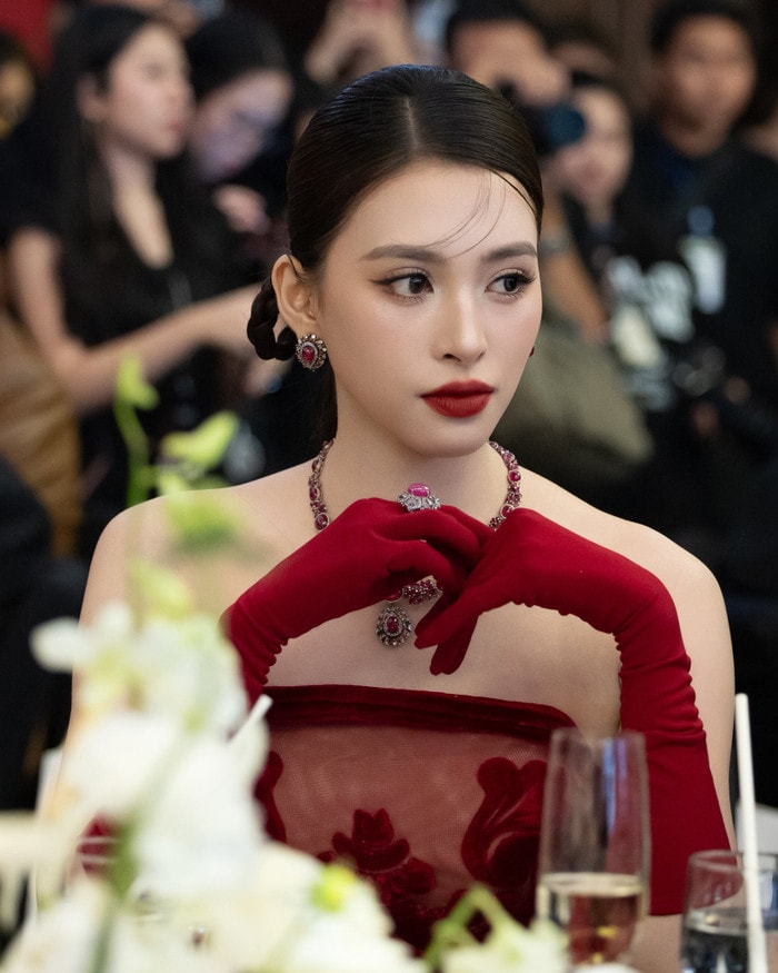 Đa số khán giả đều bày tỏ sự đồng cảm, ra sức an ủi Tiểu Vy vì sự cố ngoài ý muốn. Ảnh: FBNV