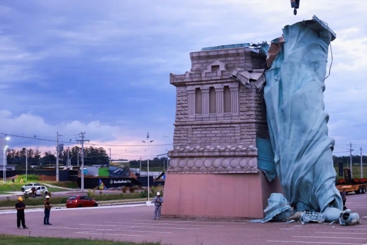 Lực lượng chuyên trách được điều động tới hiện trường để thu dọn đống đổ nát