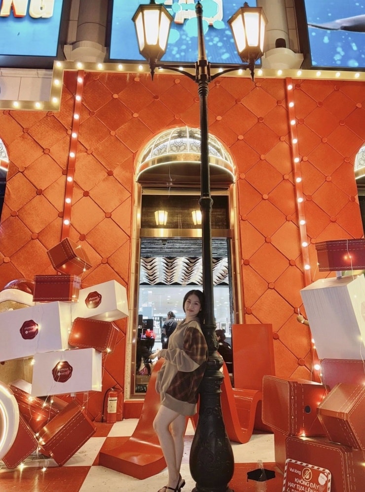 Diamond Plaza (phường Sài Gòn) trang trí sắc đỏ ấm áp mùa Noel