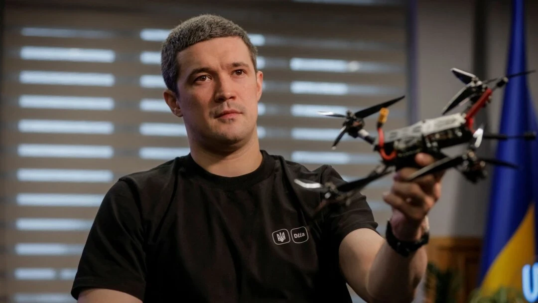 Ông Mykhailo Fedorov thoNga đã đưa drone cáp quang tầm xa ra chiến trường - Ảnh: Getty Images