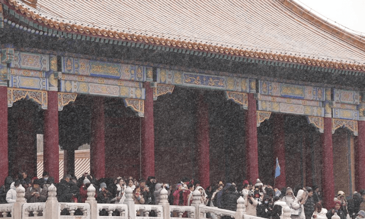 Khách đổ xô check in tuyết đầu mùa ở Bắc Kinh - 5