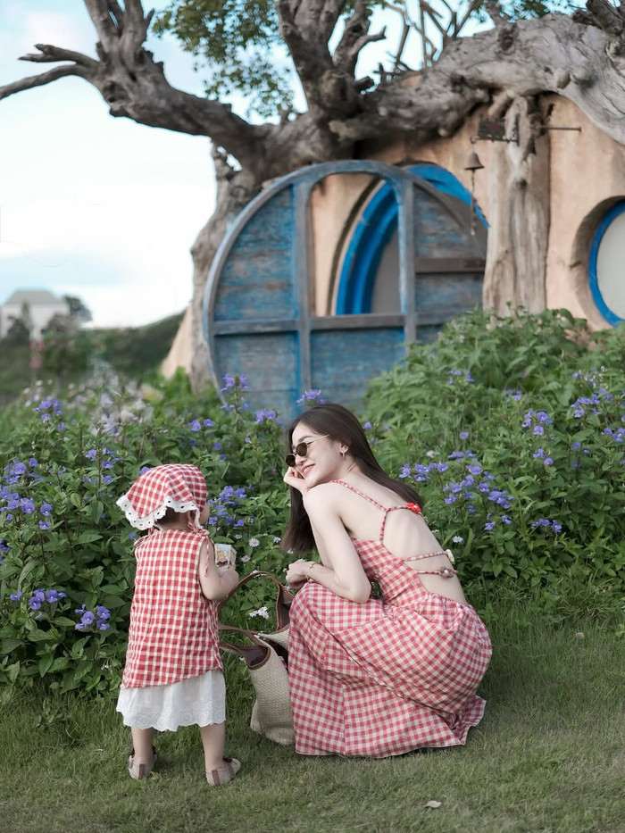 Cô cũng thường xuyên chia sẻ khoảnh khắc bên con gái.