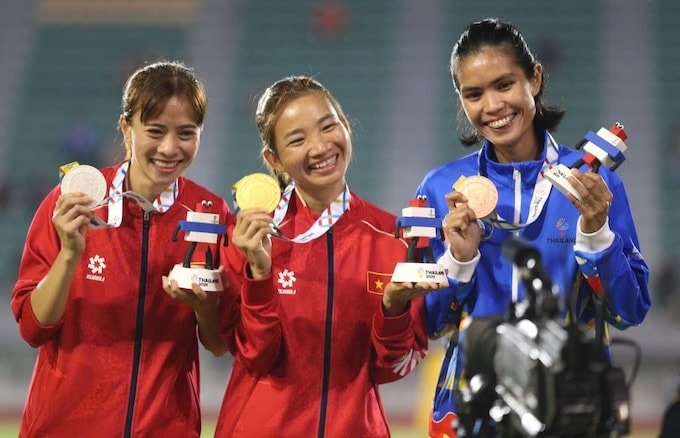 Nguyễn Thị Oanh và Thu Hằng trên bục nhận huy chương nội dung 3.000m vượt chướng ngại vật. Ảnh- Đức Cường
