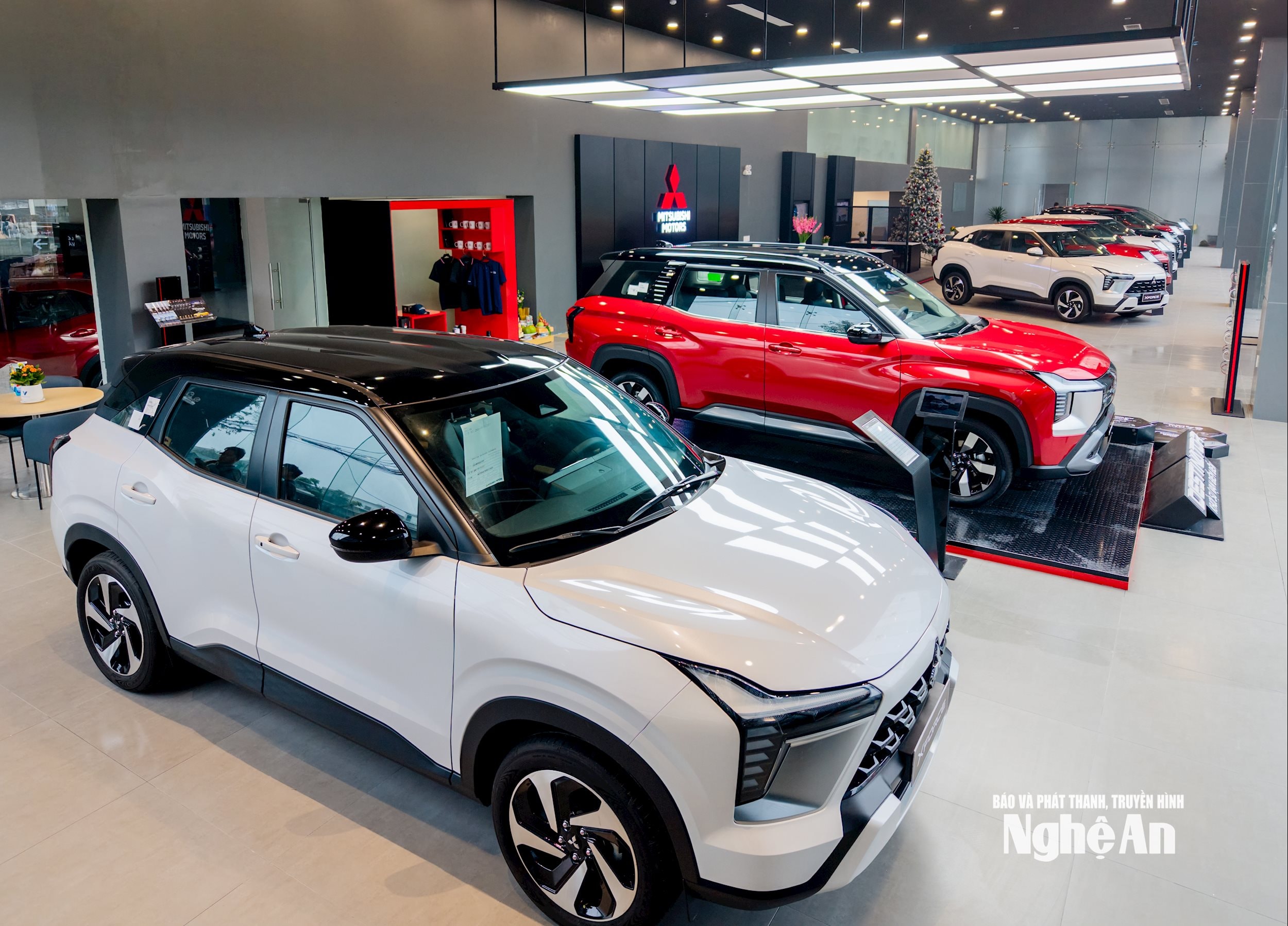 Showroom trưng bày với sự xuất hiện của những dòng xe chiến lược.