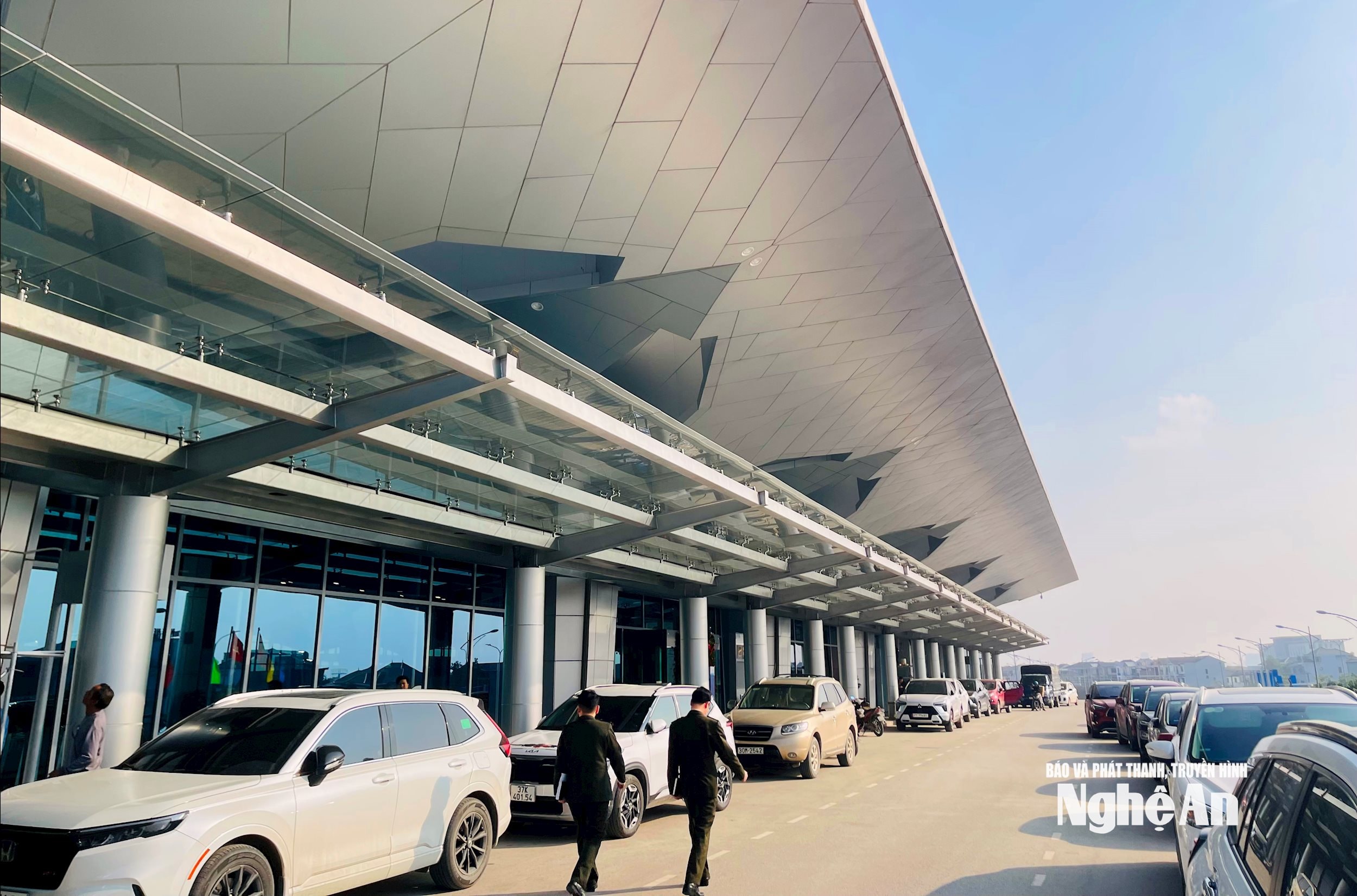 Trong chiều 18/12, có nhiều phương tiện đã có mặt tại sân bay Vinh để làm các thủ tục. Ảnh: Q.A