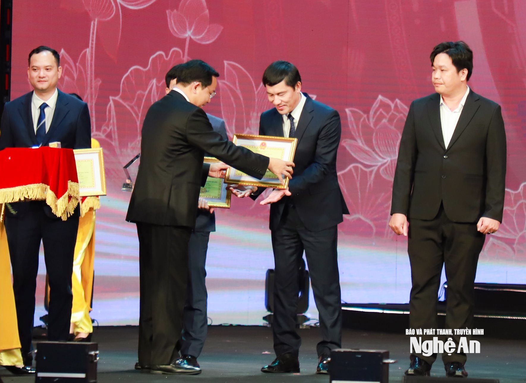 Đồng chí Lê Quang Mạnh - Ủy viên Ban Chấp hành Trung ương Đảng, Tổng Thư ký Quốc hội, Chủ nhiệm Văn phòng Quốc hội trao tặng Bằng khen đến đồng chí Bùi Duy Sơn - Ủy viên Ban Chấp hành Đảng bộ tỉnh, Chánh Văn phòng Đoàn ĐBQH - HĐND tỉnh. Ảnh: Thành Duy