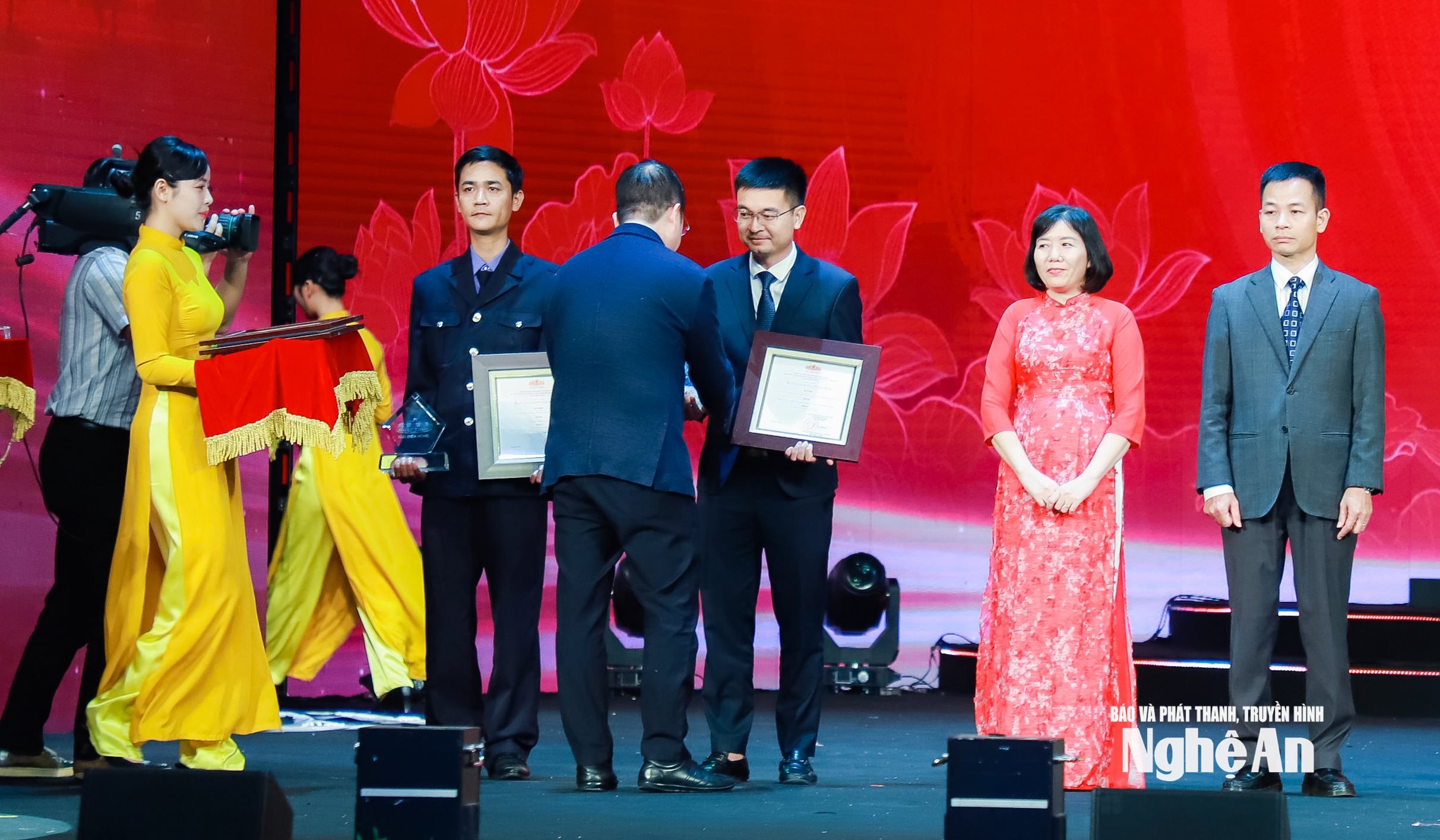 Đồng chí Nguyễn Thanh Lâm - Tổng Giám đốc Đài Truyền hình Việt Nam trao chứng nhận và cúp đến tác giả Đặng Đình Quang - đại diện nhóm tác giả Báo và phát thanh, truyền hình Nghệ An nhận giải. Ảnh: Thành Duy