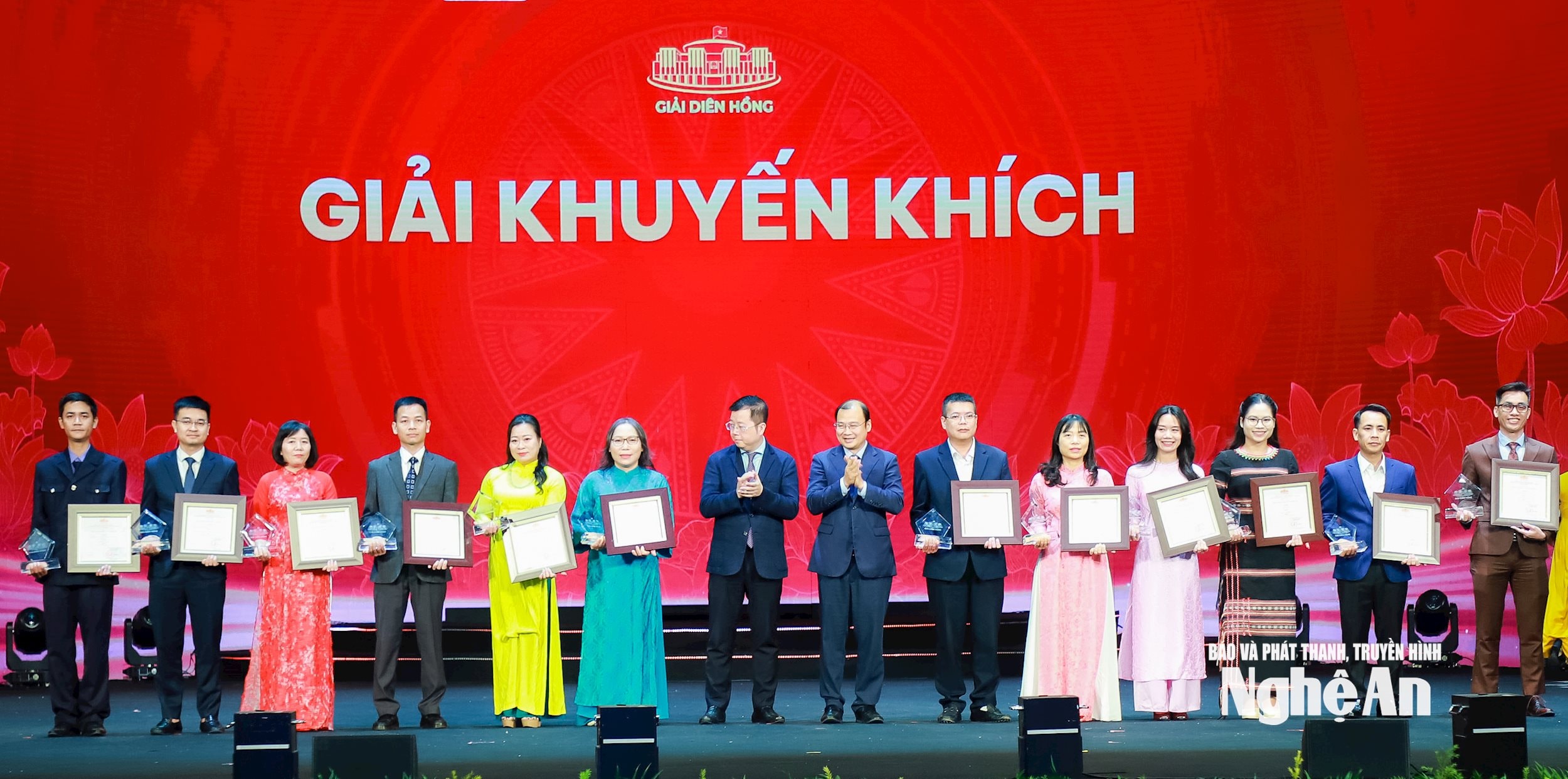 Đồng chí Lê Hải Bình - Ủy viên Dự khuyết Ban Chấp hành Trung ương Đảng, Thứ trưởng Thường trực Bộ Văn hóa, Thể thao và Du lịch; Nguyễn Thanh Lâm - Tổng Giám đốc Đài Truyền hình Việt Nam trao giải Khuyến khích cho các tác giả, nhóm tác giả nhận giải. Ảnh: Thành Duy