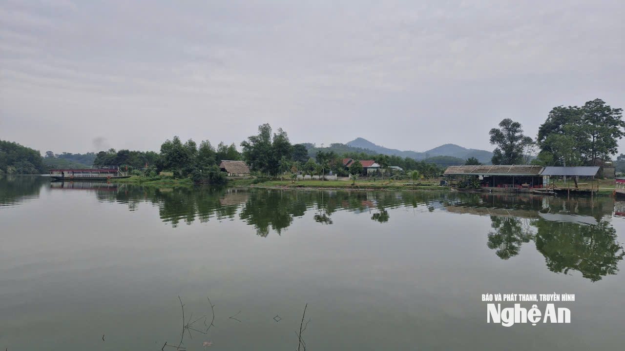 Một điểm dịch vụ ăn nghỉ trong vùng Đảo Chè Cầu Cau. Ảnh: Nhật Lân
