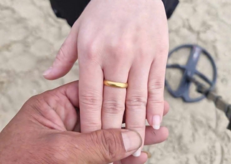 Chiếc nhẫn vàng nữ du khách đánh rơi được tìm thấy. Ảnh: G.X