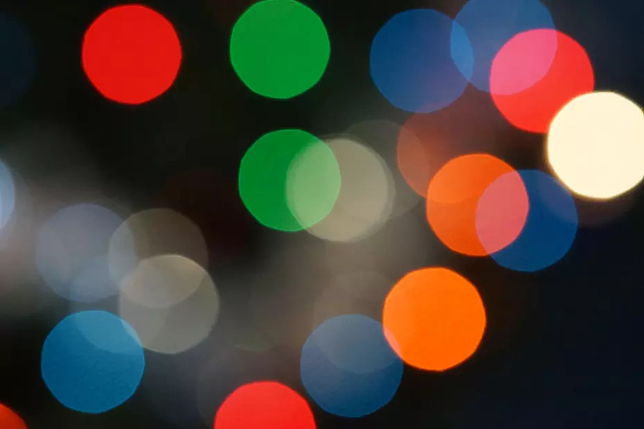 Một bức ảnh macro chụp các ánh đèn Giáng sinh mờ ảo tạo hiệu ứng bokeh đẹp mắt.