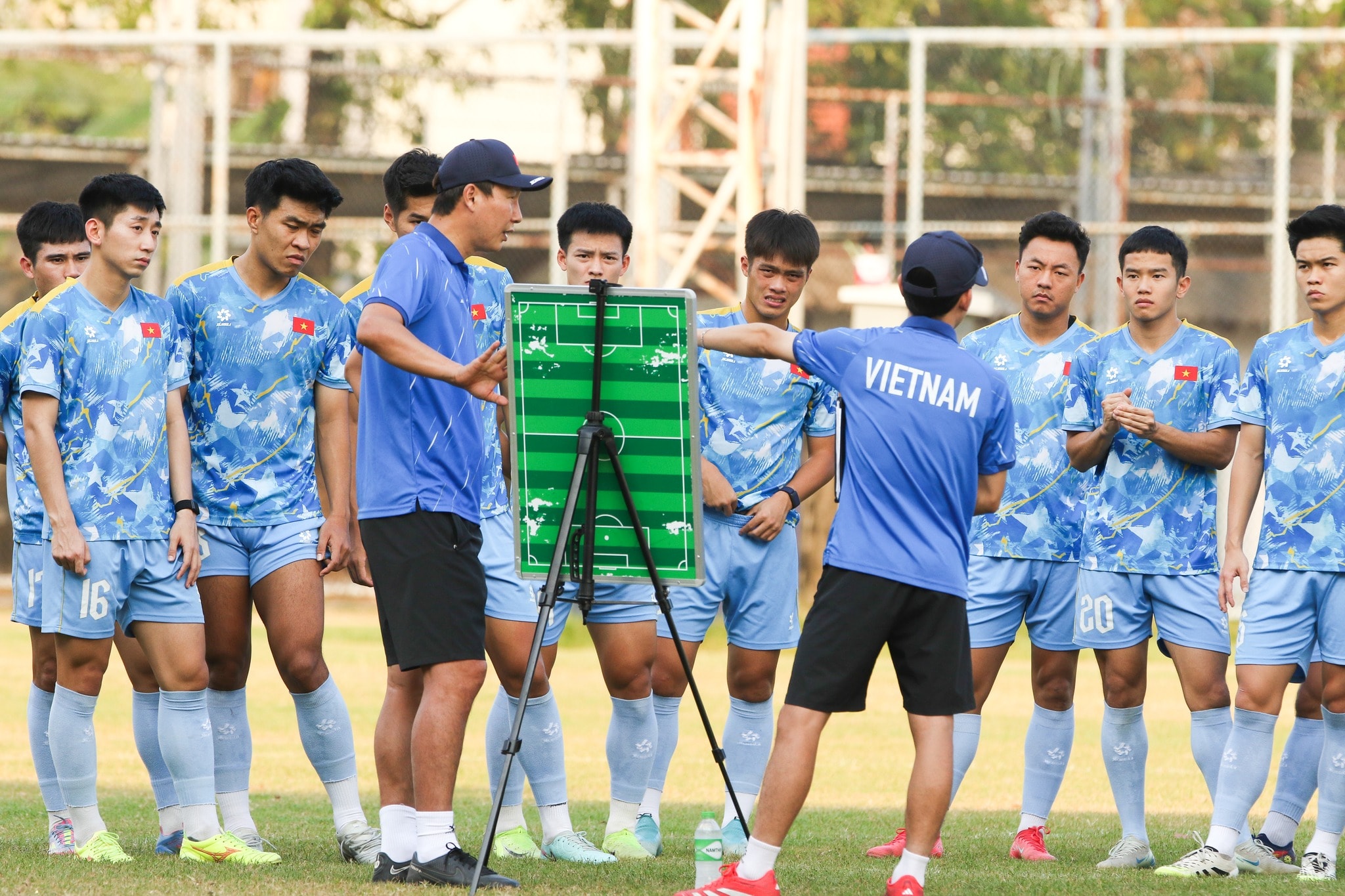 Cầu thủ U22 Việt Nam tập luyện trước chung kết SEA Games 33