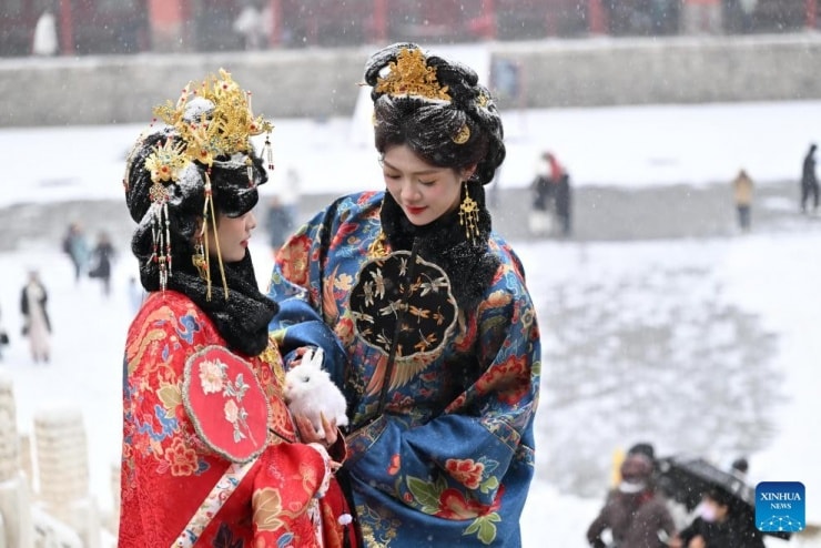 Du khách tham quan Bảo tàng Cung điện giữa tuyết rơi ở Bắc Kinh ngày 12/12/2025