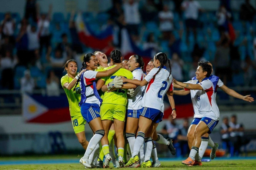 Tuyển nữ Philippines ăn mừng chức vô địch SEA Games 33