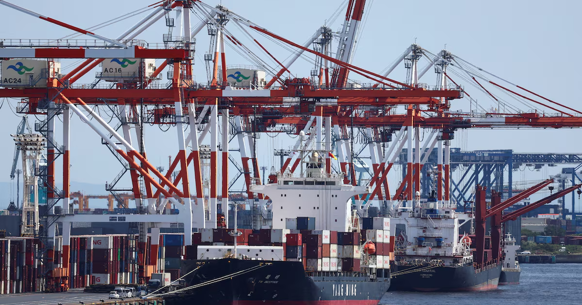 Một cảng biển với nhiều container và cần cẩu đang hoạt động tại Nhật Bản.
