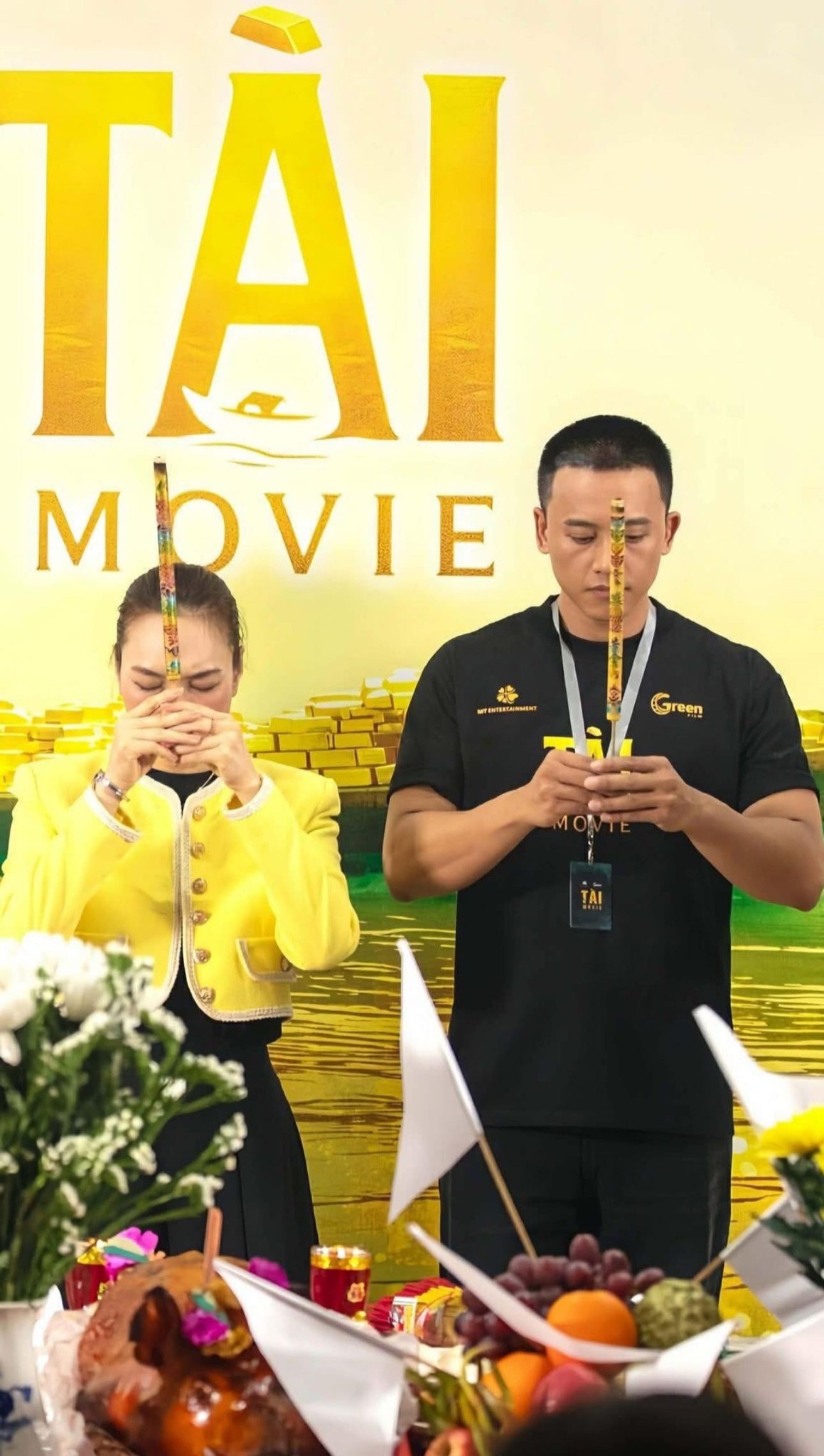 Mỹ Tâm và Mai Tài Phến trong buổi lễ cúng khai máy phim điện ảnh Tài.