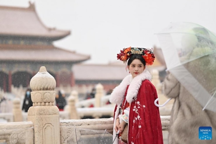 Du khách thuê đồ cổ trang tạo dáng chụp ảnh trong tuyết rơi
