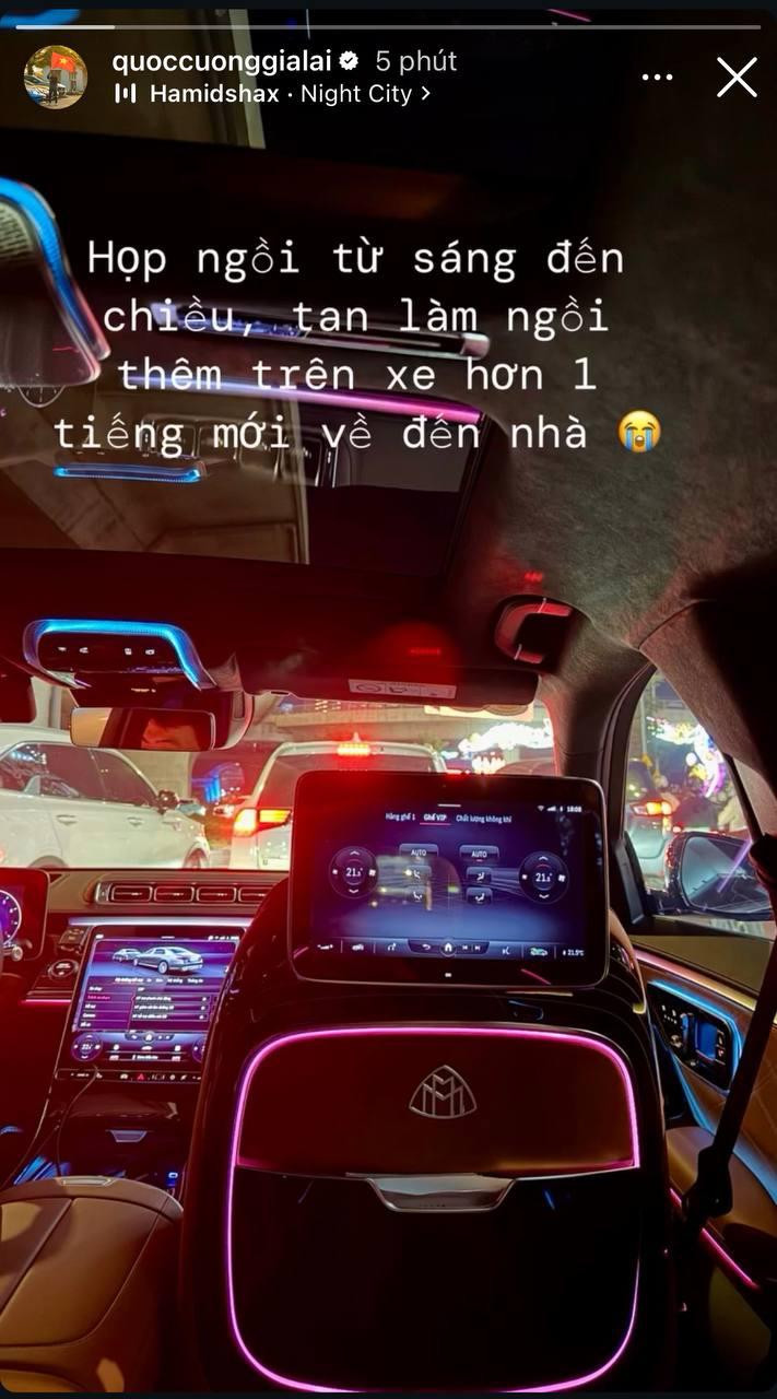 Cường Đô La ngồi trong xe sang và chụp lại cảnh tắc đường sau một ngày làm việc dài.