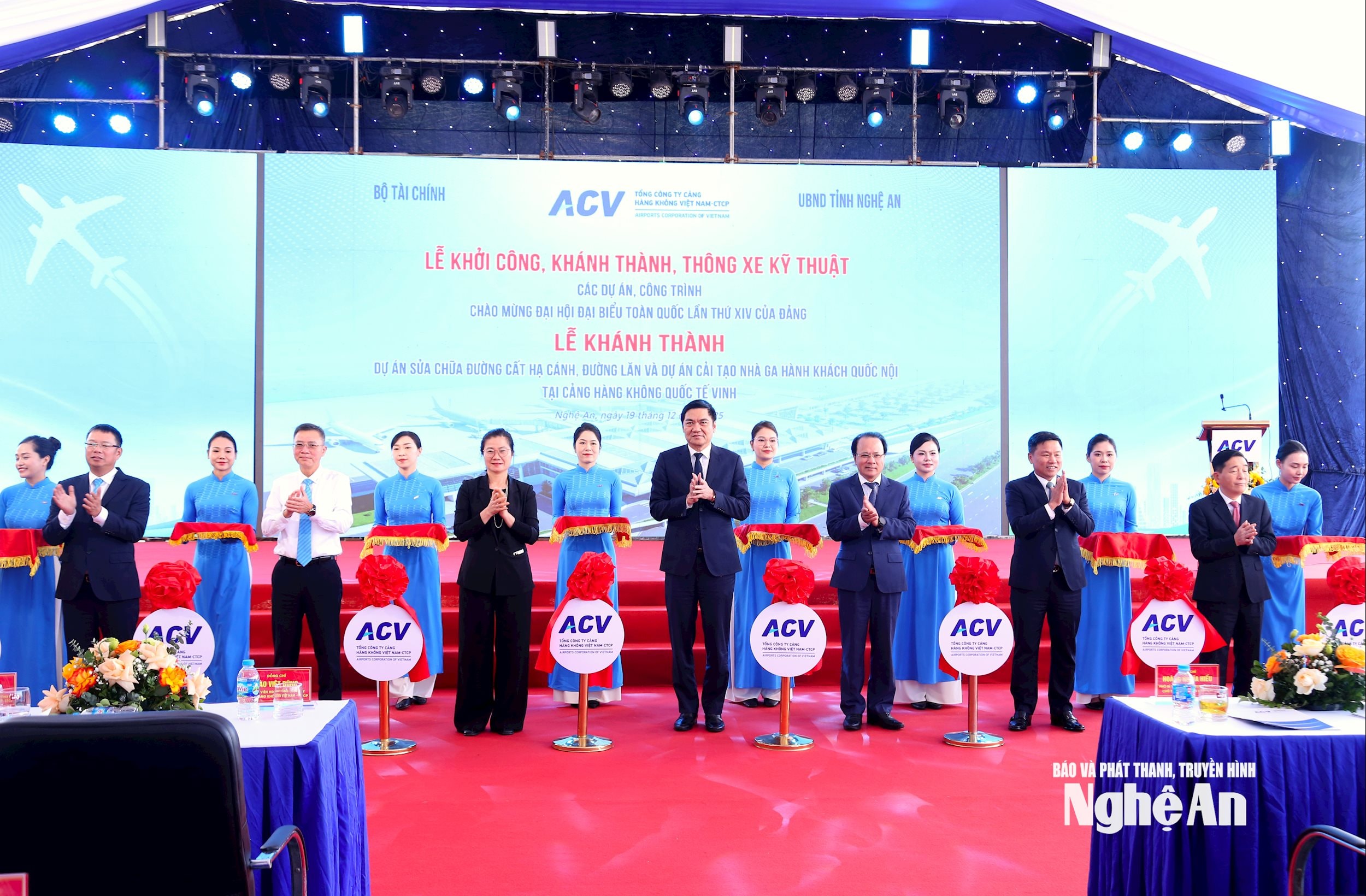 Các đại biểu thực hiện nghi thức khánh thành các các hạng mục nâng cấp sân bay Vinh. Ảnh: Quang An