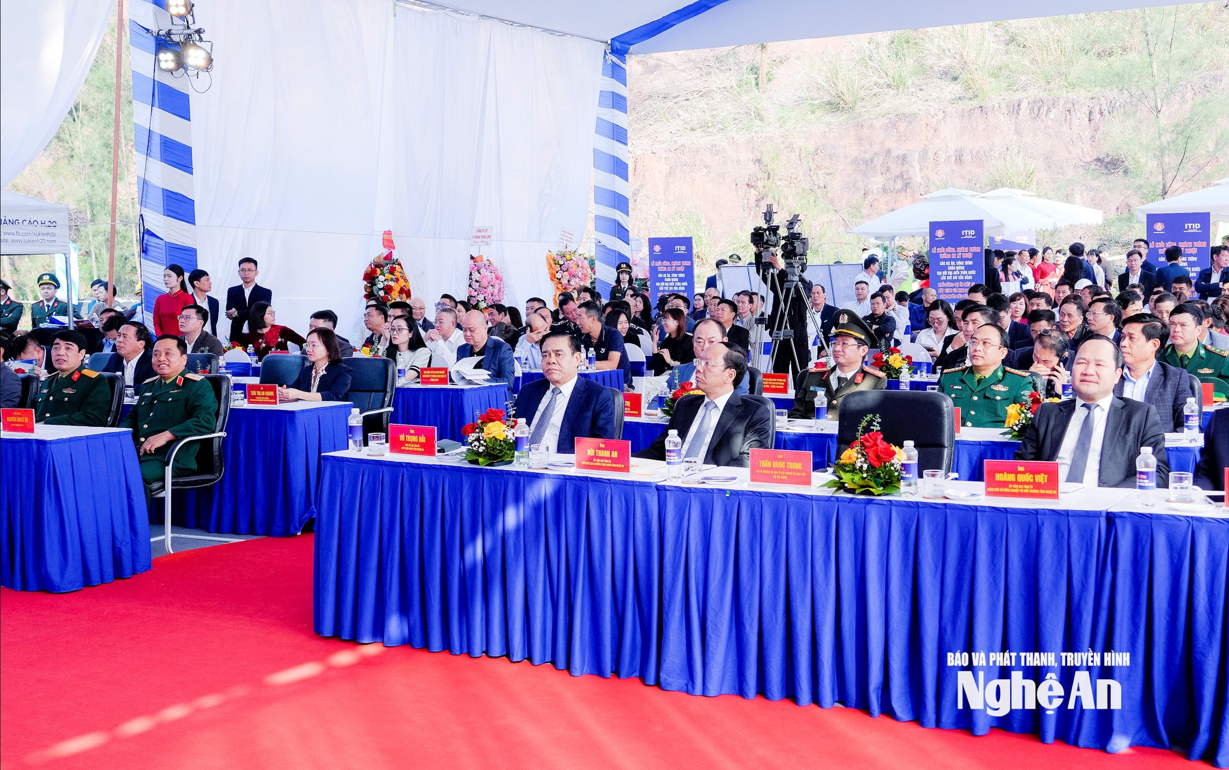 Các đồng chí lãnh đạo Quân khu 4, tỉnh Nghệ An dự lễ khởi công tại điểm cầu tại xã Hải Lộc. Ảnh: Phạm Bằng