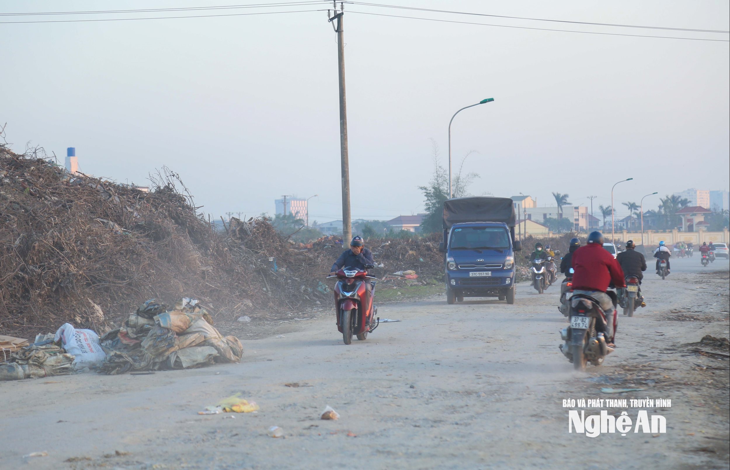Dạo một vòng qua các tuyến đường như Lê Lợi, Hồng Bàng, đường D3 nối đường Đặng Thai Mai và đường Nguyễn Chí Thanh, hay nhiều khu dân cư đông đúc ở các phường nội thành Vinh (cũ), không khó để bắt gặp hình ảnh những túi rác sinh hoạt, phế thải xây dựng, thùng xốp, cành cây khô… bị đổ tràn lan trên vỉa hè. Ảnh: Đình Tuyên