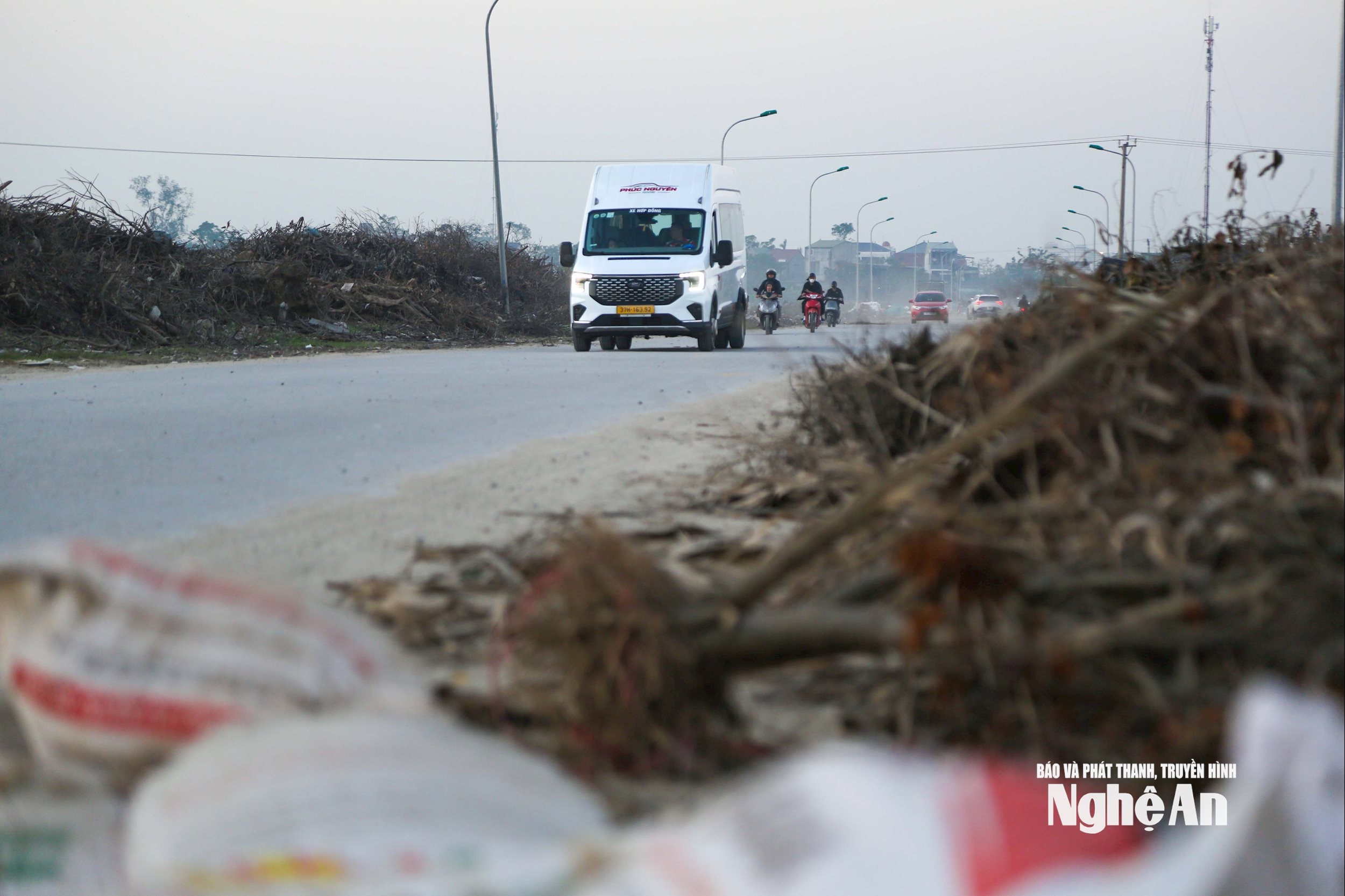 Ngoài ra, do ảnh hưởng từ cơn bão số 5, nhiều cành cây gãy đổ trên vỉa hè một số tuyến đường vẫn chưa được thu dọn triệt để. Người dân mong muốn chính quyền và các đơn vị liên quan sớm rà soát, tổ chức dọn dẹp, trả lại vỉa hè sạch đẹp, bảo đảm mỹ quan đô thị và an toàn cho người dân. Ảnh: Đình Tuyên