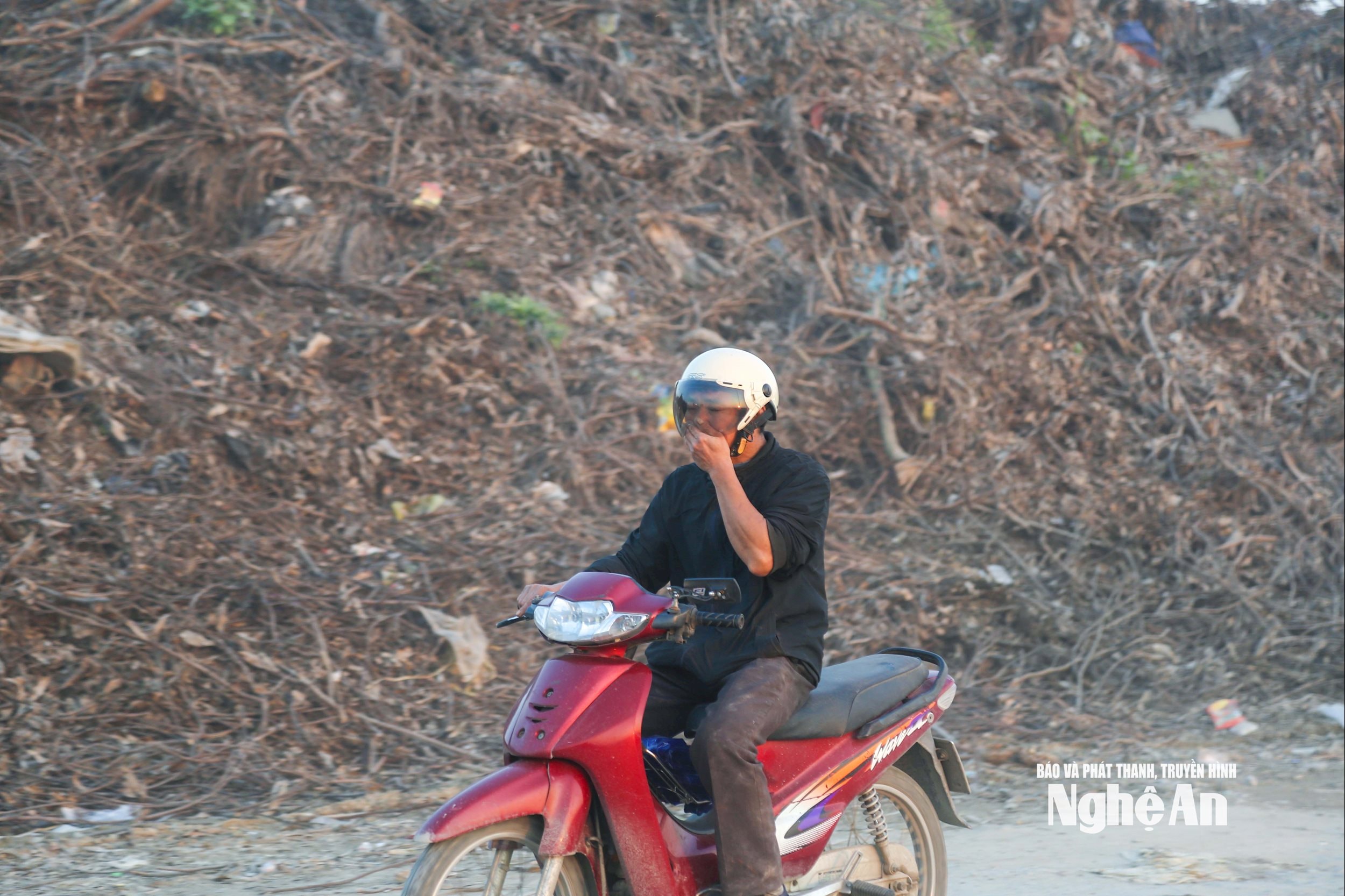 Có nơi, rác thải bị chất thành đống suốt nhiều tháng, bốc mùi hôi thối nồng nặc; nước rác rỉ chảy loang ra mặt đường, ảnh hưởng trực tiếp đến sinh hoạt và sức khỏe người dân. Theo ghi nhận của phóng viên vào chiều 19/12/2025, tại tuyến đường D3 nối đường Đặng Thai Mai với đường Nguyễn Chí Thanh (phường Vinh Hưng), con đường này đã bị sử dụng làm điểm tập kết rác thải tạm thời kể từ sau cơn bão số 5, cuối tháng 8/2025. Ảnh: Đình Tuyên