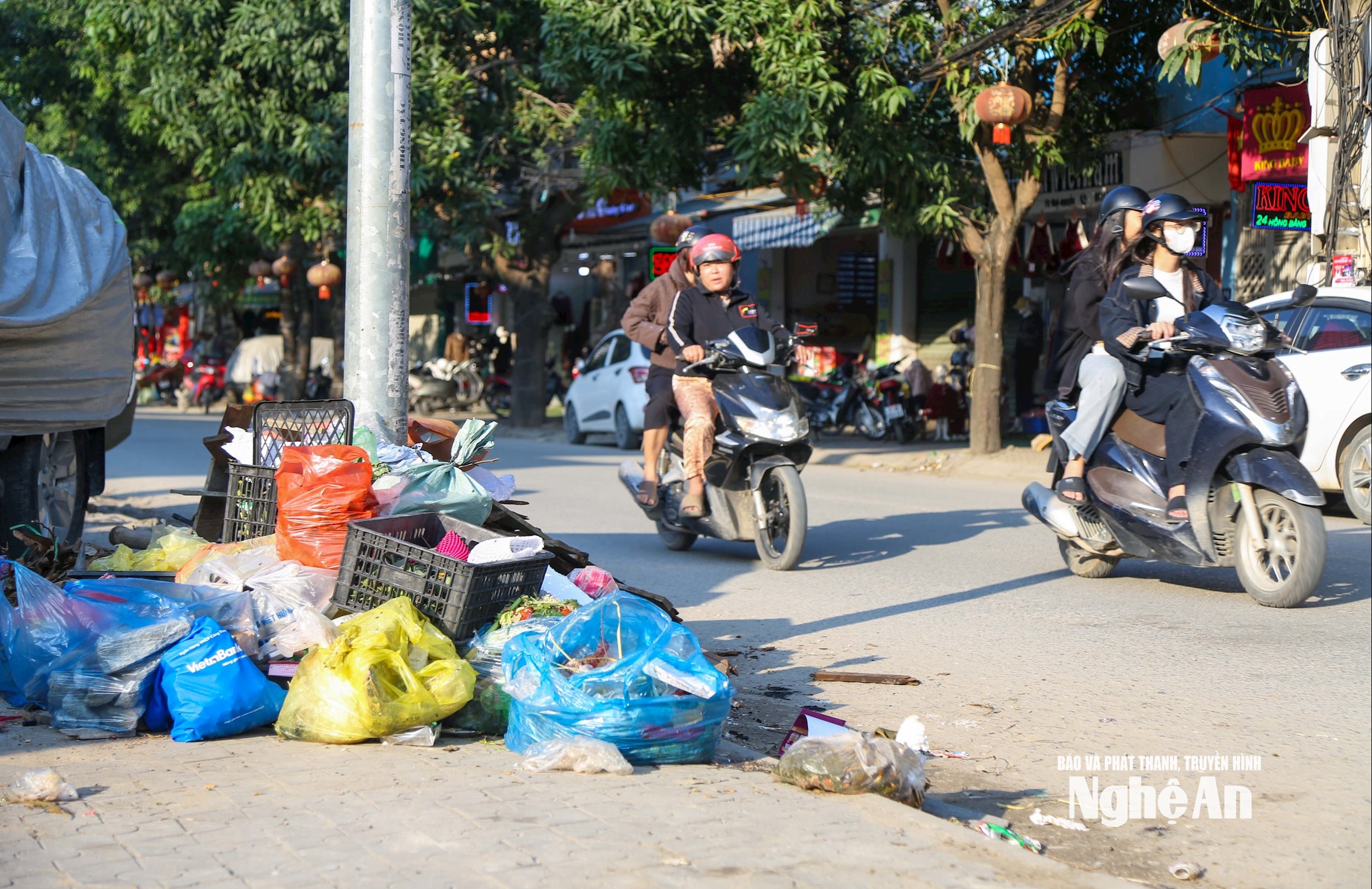 Rác thải sinh hoạt bị đổ chất đống bên lề đường Hồng Bàng, phường Thành Vinh, gây mất mỹ quan đô thị và ô nhiễm môi trường. Ảnh: Đình Tuyên