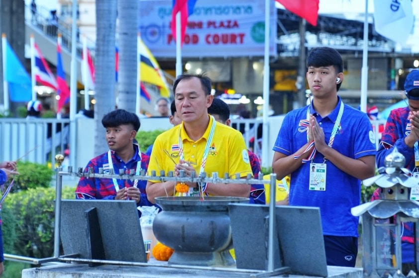 HLV trưởng U22 Thái Lan dẫn đầu thực hiện nghi lễ trước trận chung kết SEA Games với U22 Việt Nam. (Ảnh: FA Thailand)