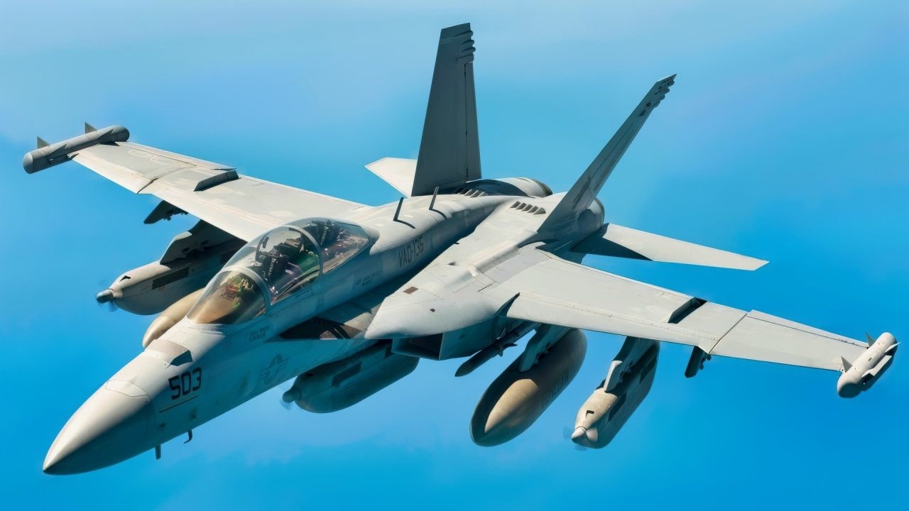 Máy bay tác chiến điện tử EA-18G Growler của Hải quân Mỹ trên đường băng