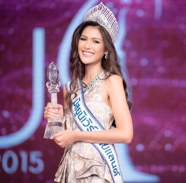 Khoảnh khắc đăng quang của Aniporn Chalermburanawong.