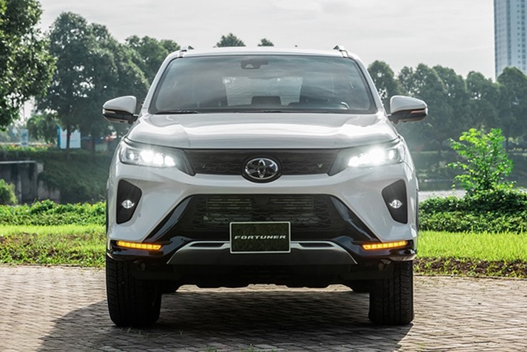 Thiết kế ngoại thất của Toyota Fortuner 2025 với các đường nét cứng cáp.