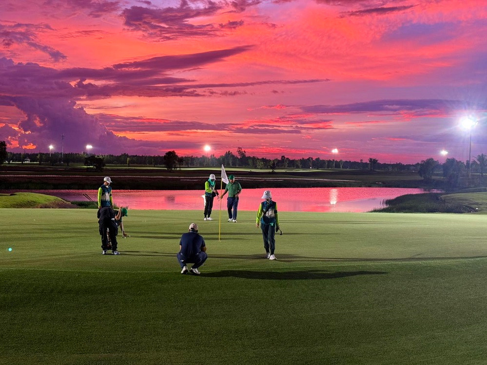 Hoàng hôn trên sân Vinpearl Golf Léman