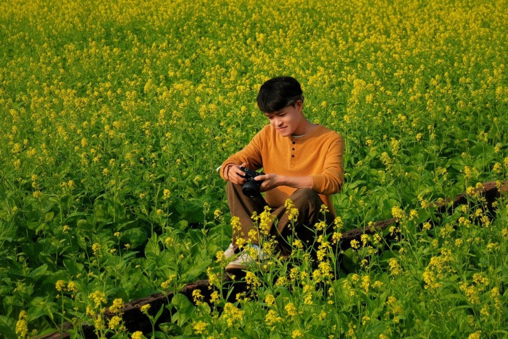 Anh Tuyên chụp ảnh tại cánh đồng hoa cải vàng vào ngày nắng đẹp