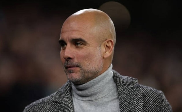 HLV Pep Guardiola chỉ đạo chiến thuật cho các cầu thủ Man City.