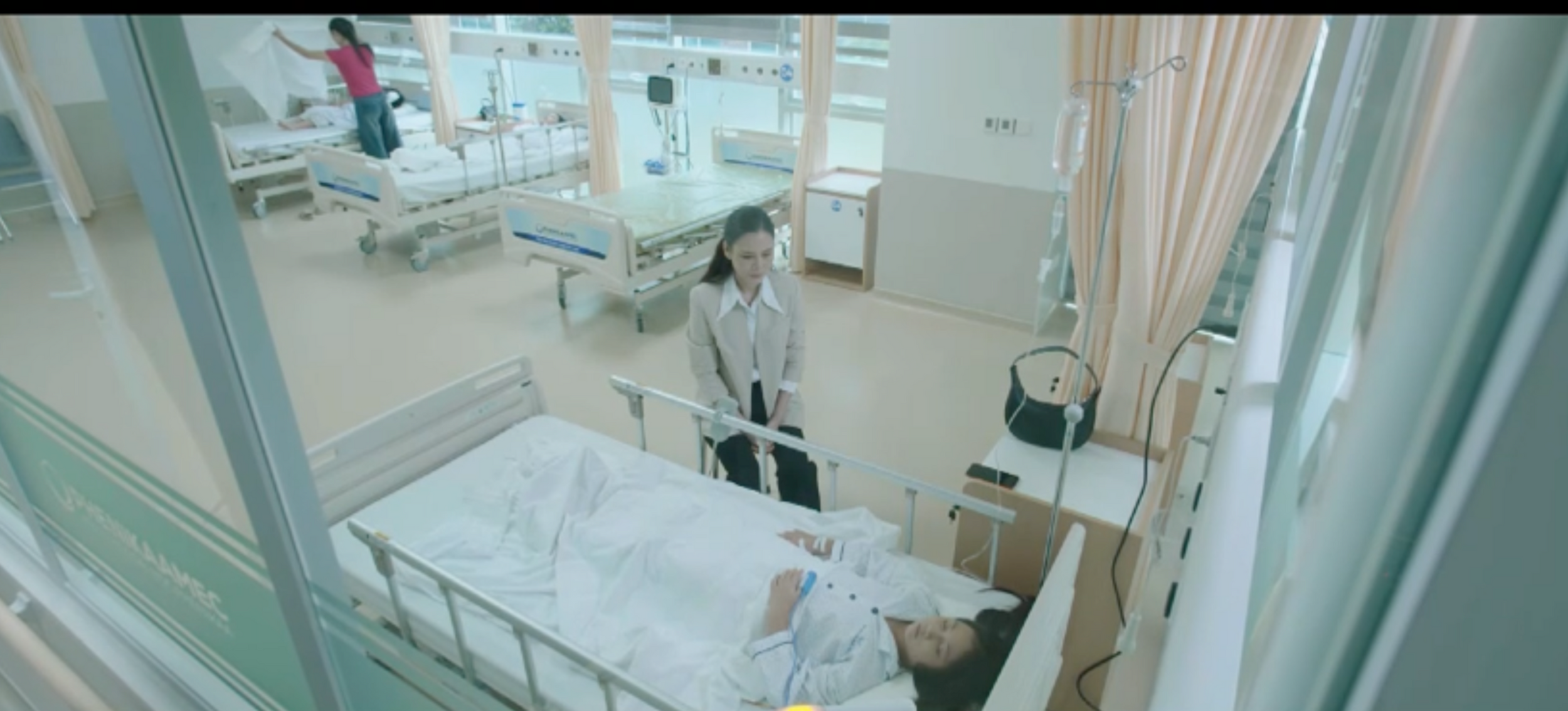 Hằng Thu và Triển giúp đỡ Nguyệt tại bệnh viện