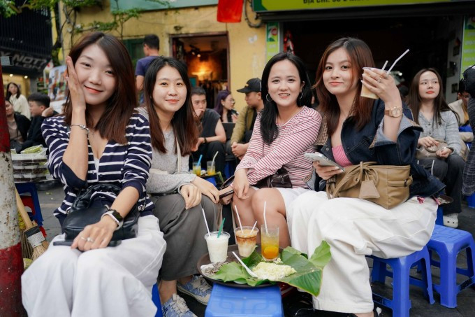 Du khách TP HCM chụp ảnh tại Nhà thờ lớn Hà Nội
