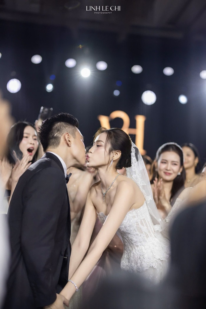 Khoảnh khắc hạnh phúc của Đỗ Thị Hà và chồng