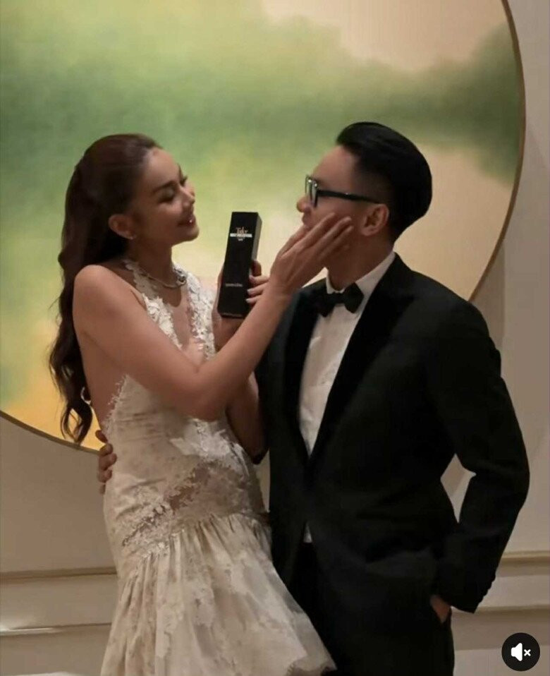 Thanh Hằng và chồng trong một sự kiện.