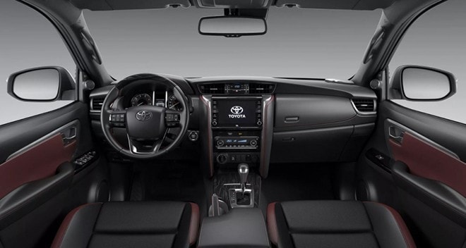 Nội thất Toyota Fortuner 2025 với màn hình giải trí trung tâm.