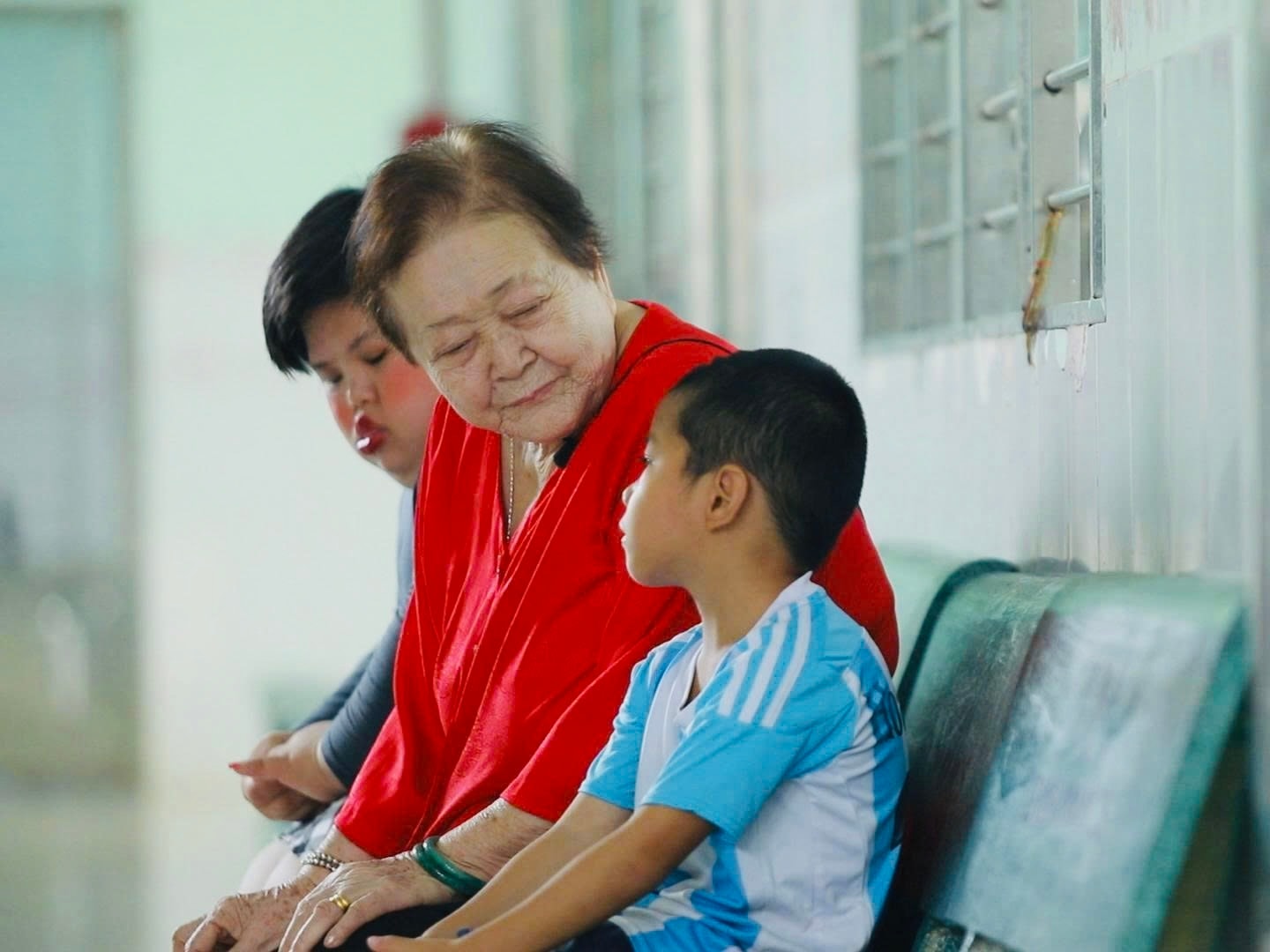 Bà Trần Thị Cẩm Giang (Má Mười) cùng các em nhỏ tại mái ấm Thiện Duyên.